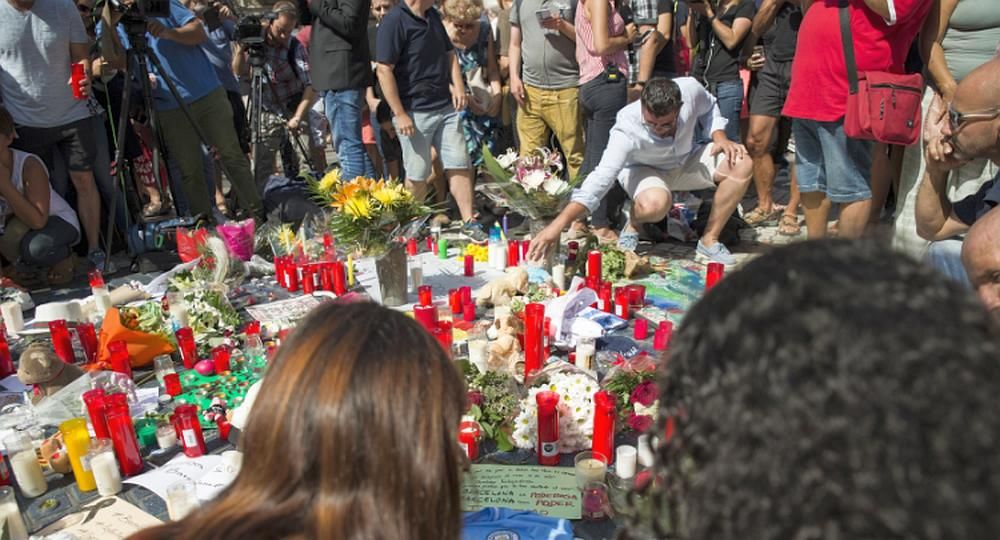 En el Mosaico de Miró, lugar donde se detuvo la camioneta de los terroristas que atropelló y mató a 14 personas sobre Las Ramblas, se improvisó un altar. (Foto: Nicolás Carvalho Ochoa)