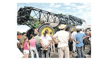 ámbito.com | Aumentaron ayer las medidas de fuerza por parte de los productores en el día 15 de la protesta agraria. En Gualeguaychú, Entre Ríos, se vivió uno de los momentos más tensos cuando los productores cortaron la ruta 14 con una maquinaria agrícola.