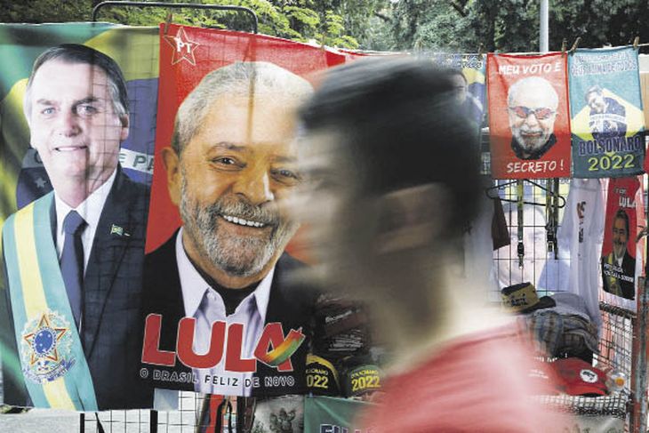 CAMPAIGN. Posters of Luiz Inácio Lula da Silva and Jair Bolsonaro are seen on the streets of Rio two months before the elections. The polls show a marked preference for the former president.