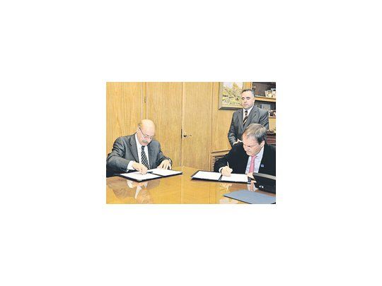 El gobernador Juan Schiaretti y Ciácera, durante la firma de los convenios.
