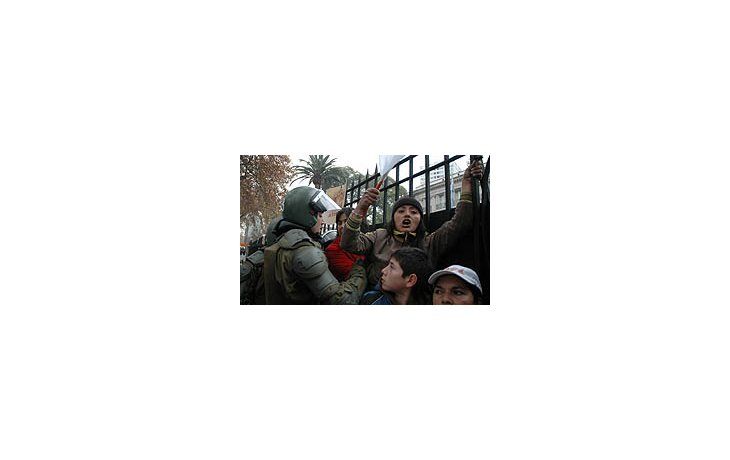 Estudiantes chilenos ocuparon la embajada argentina en Santiago