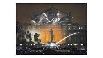 ámbito.com | El show tridimensional en la fachada del Teatro Colón convocó ayer a miles de personas, al punto de que el evento colapsó el tránsito porteño.