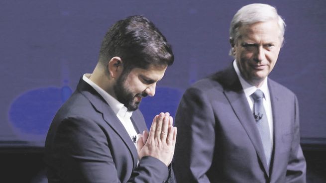 INCERTIDUMBRE. Los últimos sondeos le otorgaban una leve ventaja a Boric sobre Kast.