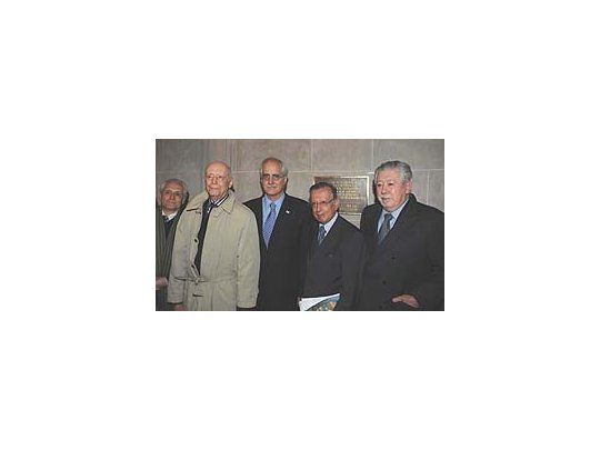 El canciller Jorge Taiana junto a algunos de los integrantes de la histórica misión de la Comisión Interamericana de DDHH que visitó el país en 1979, luego de descubrir una placa conmemorativa de ese hecho. El actual Canciller era entonces un detenido político en el penal de Rawson.