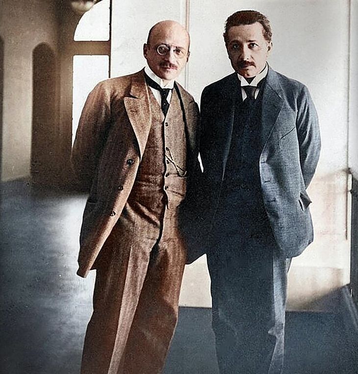 Fritz Harber y su amigo Albert Einstein, 1914. En 1909 Haber logra la síntesis del amoniaco en el laboratorio, que en 1913 Carl Bosch comienza a industrializar, abriendo la puerta para la fabricación de fertilizantes y el fin de las hambrunas. El 22 de abril de 1915 instrumenta y dirige el primer ataque con gas mostaza. Mueren entre 6.000 y 10.000 personas. El 2 de mayo, su esposa Clara se suicida ante el horror de lo que había hecho su marido. En 1918 le dan el Nobel en química. Fritz Harber y su amigo Albert Einstein, 1914. En 1909 Haber logra la síntesis del amoniaco en el laboratorio, que en 1913 Carl Bosch comienza a industrializar, abriendo la puerta para la fabricación de fertilizantes y el fin de las hambrunas. El 22 de abril de 1915 instrumenta y dirige el primer ataque con gas mostaza. Mueren entre 6.000 y 10.000 personas. El 2 de mayo, su esposa Clara se suicida ante el horror de lo que había hecho su marido. En 1918 le dan el Nobel en química.