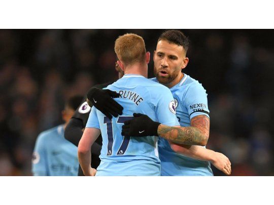 Otamendi se abraza con el belga De Bruyne luego de su gol, que significó el empate parcial de Manchester City ante West Ham.