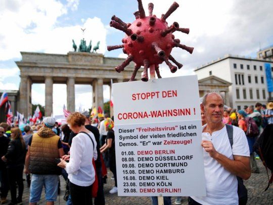 Las manifestaciones contra las restricciones por el coronavirus congregaron a decenas de miles de personas en Alemania.