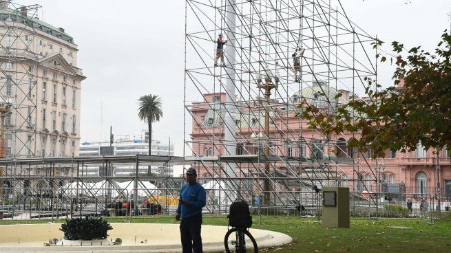 Continúan los preparativos en Plaza de Mayo para el acto de Cristina.