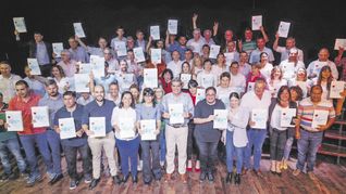 compromiso. Capitanich y Rach Quiroga rubricaron ayer con los candidatos a intendentes y a legisladores del Frente Chaqueño un “pacto municipal para la ejecución estratégica del plan para los próximos 4 años de gestión”.