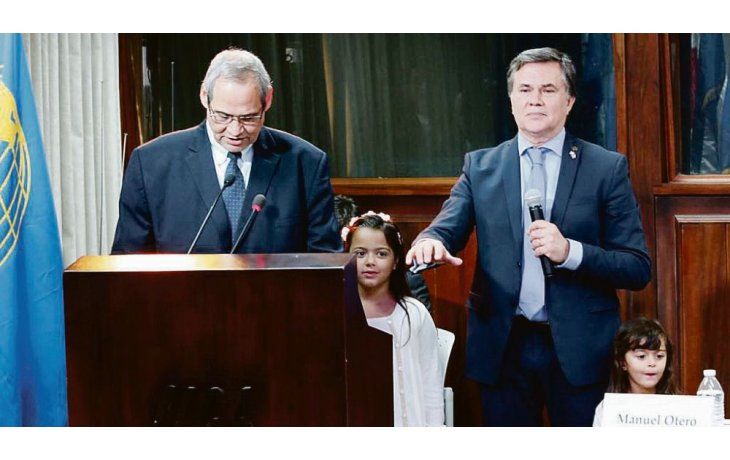 ámbito.com | ACTO. Manuel Otero (izq.) asumió el cargo de director general del Instituto Interamericano de Cooperación para la Agricultura (IICA) en San José, Costa Rica, acompañado por sus nietas.