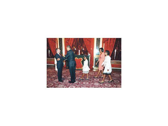 El presidente ruso, Dmitri Medvédev, recibe a Barack Obama, que llegó al Kremlin con su esposa, Michelle, y sus hijas, Malia y Sasha.