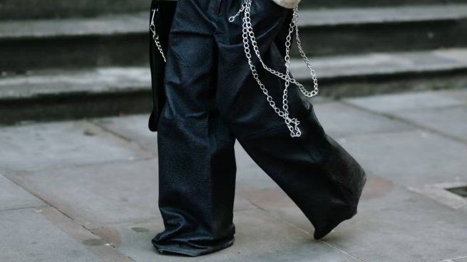 La tendencia de los jeans anchos desaparece de a poco.