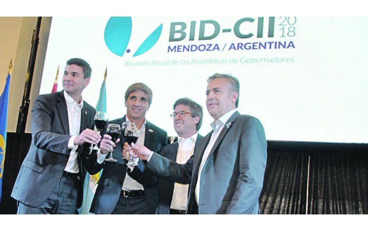 Brindis. Presentación en Paraguay de Mendoza como sede de la Asamblea del BID: Alfredo Cornejo, el ministro de Finanzas Luis Caputo; de Hacienda de Paraguay, Santiago Peña Palacios, y el titular del BID, Luis A. Moreno.