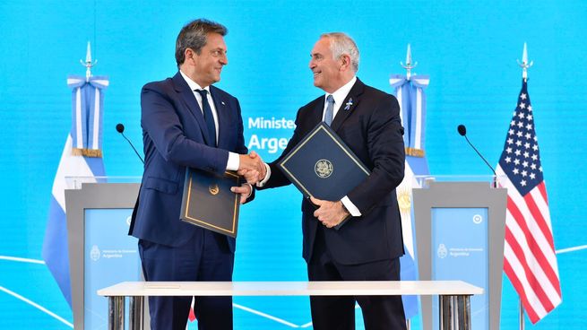 El ministro de Economía argentino, Sergio Massa, y el embajador estadounidense en ese país, Marc Stanley, en la firma del acuerdo de intercambio financiero que podría beneficiar a Uruguay. (Foto: Ministerio de Economía de Argentina)