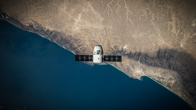 Reuters informó este mes que SpaceX está construyendo una red de cientos de satélites espía bajo un contrato clasificado con una agencia de inteligencia estadounidense, lo que demuestra la profundización de los lazos entre la compañía espacial de Elon Musk y las agencias de seguridad nacional.