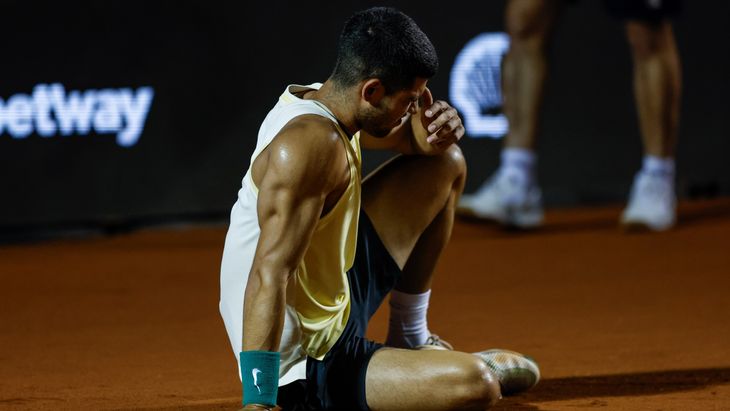 Carlos Alcaraz se tuvo que fetirar en su debut en el Open de Río de Janeiro por una lesión. El murciano no gana un torneo desde hace siete meses y el italiano Jannik Sinnerse acerca al segundo puesto del escalafón mundial. Carlos Alcaraz se tuvo que fetirar en su debut en el Open de Río de Janeiro por una lesión. El murciano no gana un torneo desde hace siete meses y el italiano Jannik Sinnerse acerca al segundo puesto del escalafón mundial.