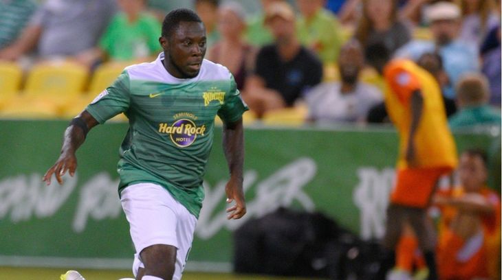 Desde sus primeros pasos en el mundo del fútbol, Freddy Adu fue comparado por diversos medio como el sucesor de Pelé Desde sus primeros pasos en el mundo del fútbol, Freddy Adu fue comparado por diversos medio como el sucesor de Pelé