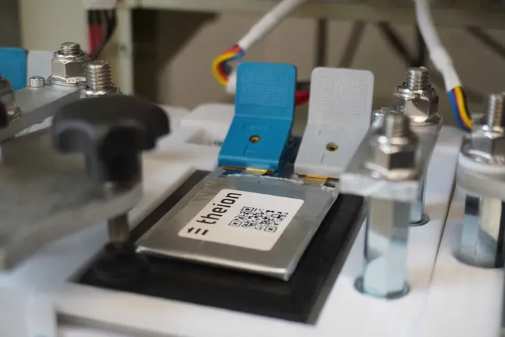 The initial trials are promising: the cell supports -60 ° C, resists fire and perforations without inflaming, and has already proved to extend the autonomy in test drones almost three times. The initial trials are promising: the cell supports -60 ° C, resists fire and perforations without inflaming, and has already proved to extend the autonomy in test drones almost three times.