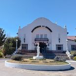 Residencia Cosquín, establecimiento para el turismo de los afiliados ubicado en la base del Cerro Pan de Azúcar frente al Río Cosquín en un entorno de paisaje serrano. Residencia Cosquín, establecimiento para el turismo de los afiliados ubicado en la base del Cerro Pan de Azúcar frente al Río Cosquín en un entorno de paisaje serrano.
