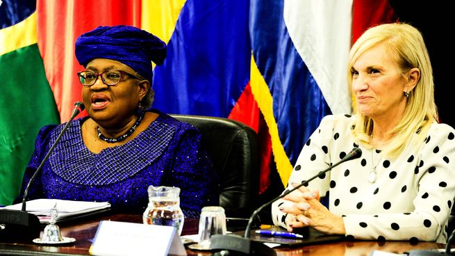 La presidenta de la OMC, Ngozi Okonjo-Iweala, se refirió a la globalización junto a la vicepresidenta Beatriz Argimón.