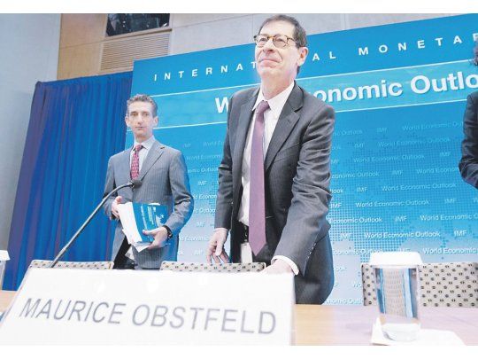 Voceros. Los técnicos Maurice Obstfeld y Gian María Milesi-Ferretti (atrás) fueron dos de los encargados de ofrecer las proyecciones del FMI para la economía mundial.