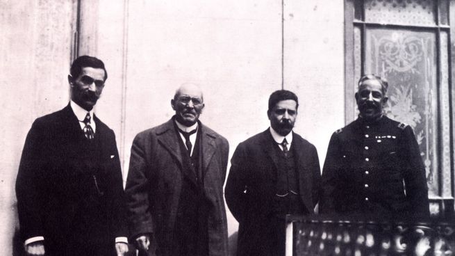 En la sede de la embajada norteamericana, los generales Victoriano Huerta y Félix Díaz firman el Pacto de la Ciudadela en 1913.