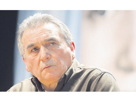 Mesa chica. El portuario Juan Carlos Schmid escuchó ayer quejas de sus pares contra las amenazas de la familia Moyano de impulsar un paro.