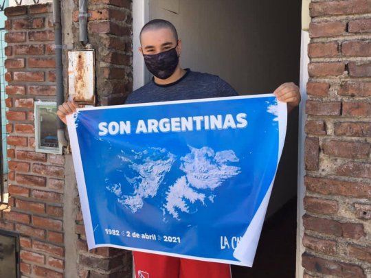La Cámpora repartió afiches para recordar a caídos y veteranos de la guerra