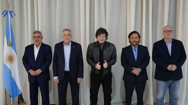 El Presidente Javier Milei se reunió anoche en la Quinta de Olivos con los Gobernadores de Salta, Gustavo Sáenz; de Catamarca, Raúl Jalil; de Tucumán, Osvaldo Jaldo; y de Misiones, Hugo Passalacqua.