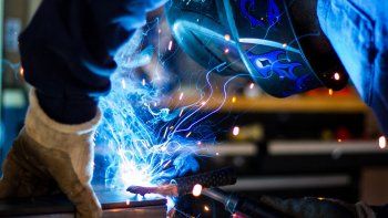 Según indicó la Unión Industrial Argentina en los últimos días, el 71% de las empresas del sector manufacturero se encuentran afectadas por la cuarentena y, dentro de ese grupo, un 64% están sin producir y un 71% registra caídas de ventas por encima del 60%.El 31% de las empresas metalúrgicas no cuenta con recursos propios para pagar los sueldos del mes de abril.
