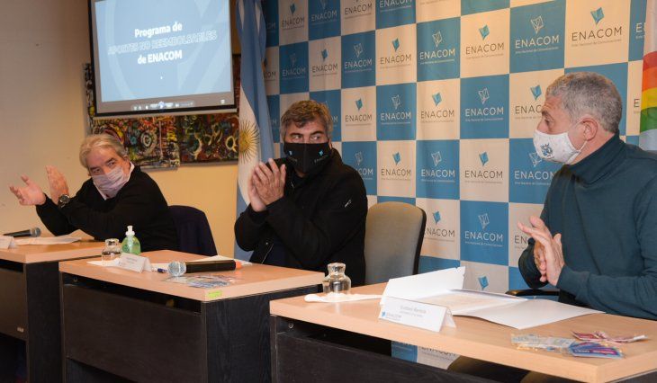 El presidente de COTEL, Antonio Roncoroni, junto al presidente de ENACOM, Claudio Ambrosini, y el intendente de Villa Gesell, Gustavo Barrera.