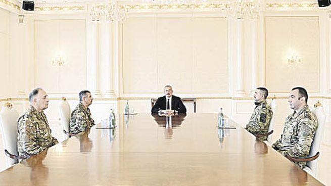 TENSIÓN. El presidente de Azerbaiyán, Ilham Aliyev, preside una reunión con los líderes de las fuerzas armadas del país, Azerbaiyán, en un lugar desconocido.