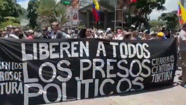 Los manifestantes se dirigen al presidente de Brasil con carteles de&nbsp; Lula intercede por Venezuela.