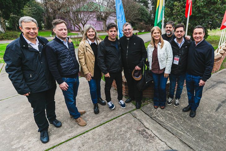 Mariano Cascallares (Almirante Brown), Axel Kicillof, Carlos Bianco y el titular de la Pastoral Social bonaerense, Carlos Tissera, en el cottolengo Don Orione de Claypole.