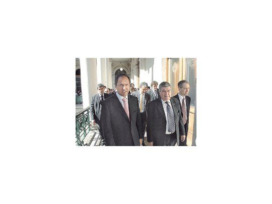 Daniel Scioliestuvo ayeren la ciudadde La Plata.Flanqueadopor el intendenteJulioAlak, visitó laUNLP, dondelo recibió elrector GustavoAspiazú.