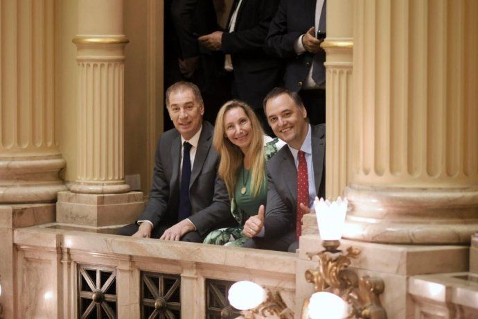 Karina Milei, Manuel Adorni y Diego Santilli, en primera fila durante la jura de los nuevos senadores. Karina Milei, Manuel Adorni y Diego Santilli, en primera fila durante la jura de los nuevos senadores.