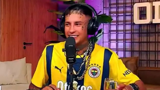 L-Gante fue con la camiseta del Fenerbahçe a una entrevista.