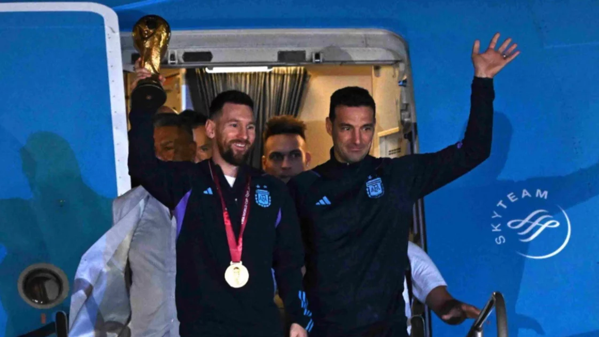 When do the players of the Argentine National Team arrive in the country?