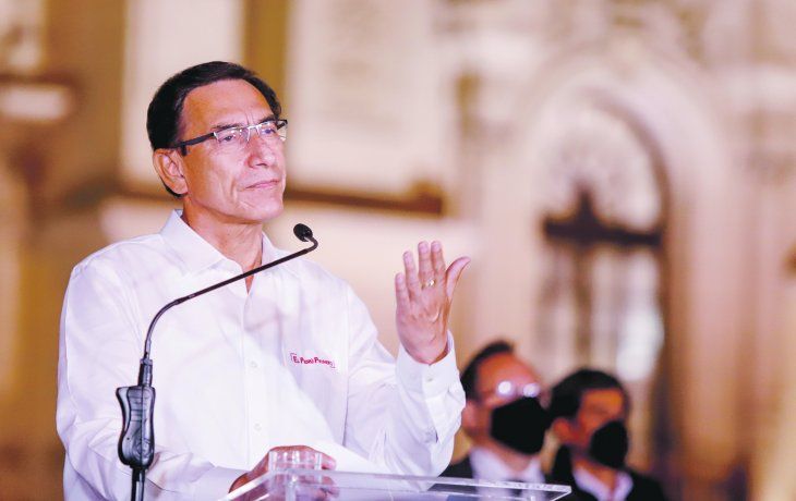 Martín Vizcarra rechazó los cargos en su contra y aseguró que seguirá defendiendo su inocencia, mientras el gobierno de Dina Boluarte realiza cambios en su gabinete.