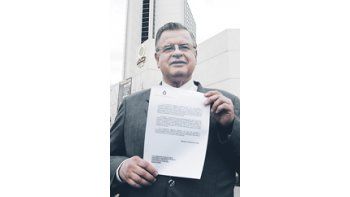 El diputado paraguayo Ignacio Mendoza exhibe una nota en la que detalla la decisión de la Argentina de impedirle acudir a una reunión de legisladores del Mercosur. Se trata de uno de los parlamentarios que votó la irregular destitución de Fernando Lugo.