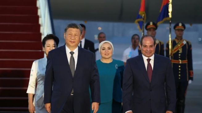 China y Egipto: Acuerdo para expandir inversiones chinas en la Zona Económica del Canal de Suez.