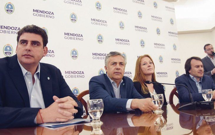 PROCESO. Martín Kerchner, Alfredo Cornejo, Paula Allasino y Lisandro Nieri, durante la presentación de los resultados del segundo bono fiscal de la provincia.
