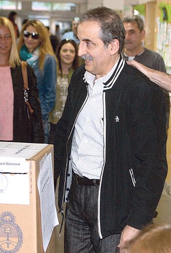 Guillermo Moreno, del kirchnerismo ortodoxo, saludado por sus militantes en el acto de votar.