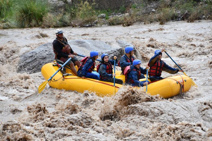Rafting en el río Mendoza, otra actividad muy frecuente en verano en esta provincia de Cuyo Rafting en el río Mendoza, otra actividad muy frecuente en verano en esta provincia de Cuyo