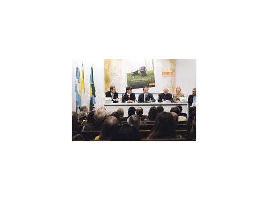 Daniel Scioli no se queda afuera de la onda francisquista. Presentó ayer el libro “Los senderos de Francisco en la provincia de Buenos Aires”, junto a Gustavo Marangoni (Banco Provincia), Ignacio Crotto (ministro de Turismo), el obispo Carlos Malfa y la ministra Cristina Álvarez Rodríguez.