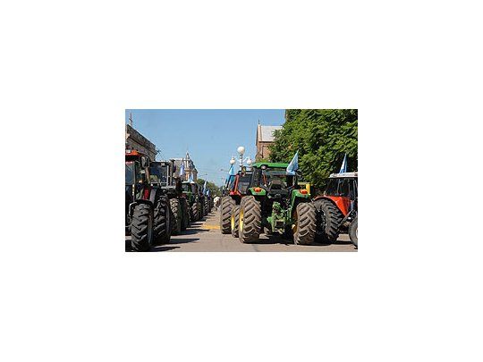 Productores agropecuarios realizan un tractorazo de protesta en la localidad santafesina de Esperanza.
