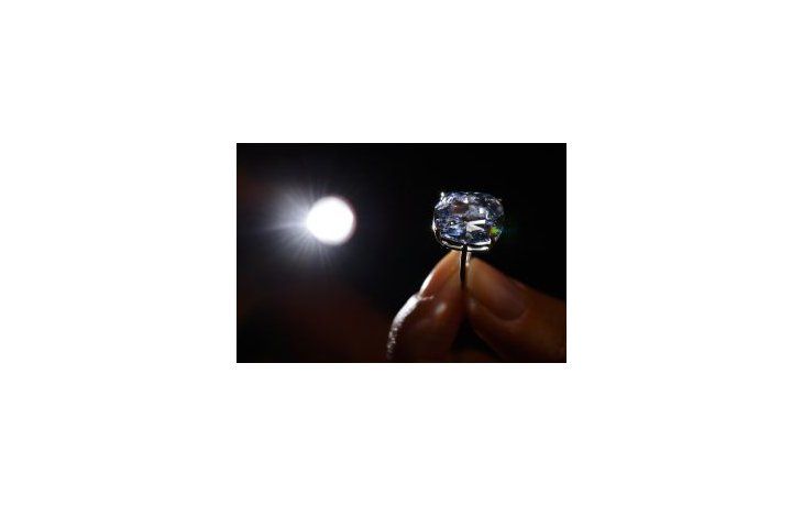 Un raro diamante azul marcó el récord de precio de venta en una subasta