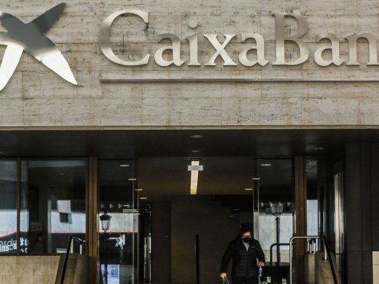 CaixaBank propone el mayor número de despidos en la historia de la banca española.