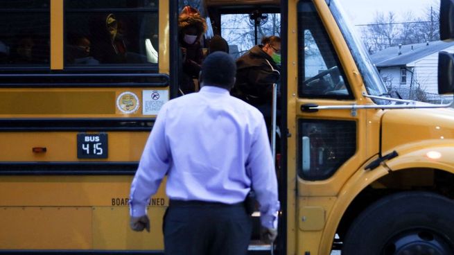 Los defensores del proyecto de ley dijeron que permitiría al personal de la escuela confrontar a un atacante armado antes de que entrara la policía.