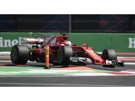 Vettel todavía da batalla con Hamilton acelerando hacia el título